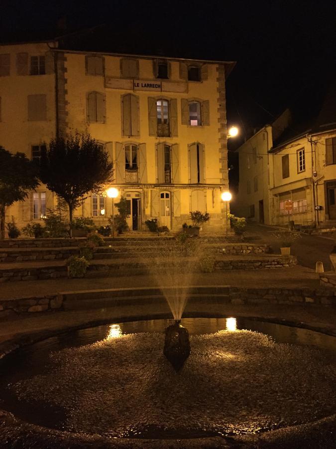 Au Detour Du Larrech Bed & Breakfast Castillon-en-Couserans Bagian luar foto